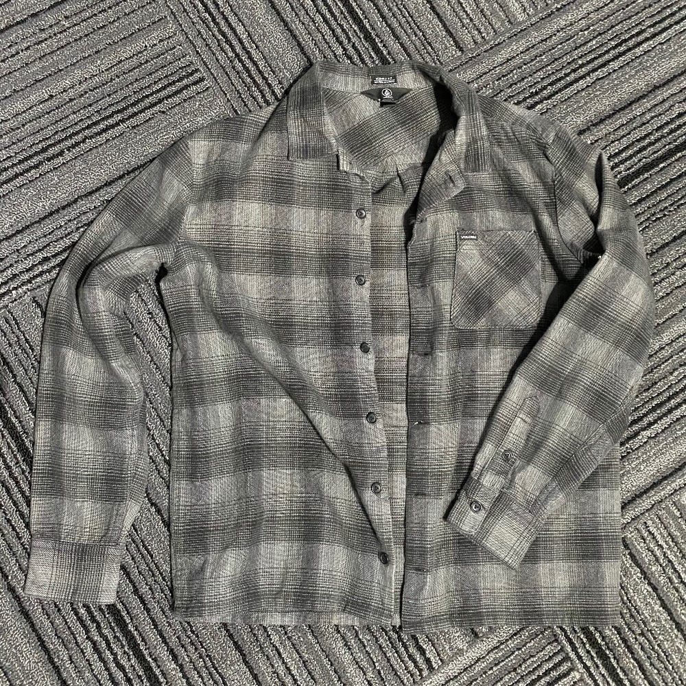 Grey Volcom flannel — modern fit